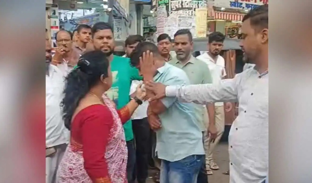 মহারাষ্ট্রে হিন্দিতে কথা বলায় অটোরিকশাচালককে মারধর 3 হিন্দিতে কথা বলায় অটোরিকশাচালককে শিবসেনার সমর্থকদের মারধর 1752406372 মহারাষ্ট্রে হিন্দিতে কথা বলায় অটোরিকশাচালককে মারধর