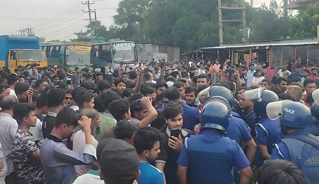 ১০ দফা দাবিতে ঢাকা ময়মনসিংহ মহাসড়ক অবরোধ করে শ্রমিকদের বিক্ষোভ 1753593655 ১০ দফা দাবিতে ঢাকা-ময়মনসিংহ মহাসড়ক অবরোধ করে শ্রমিকদের বিক্ষোভ