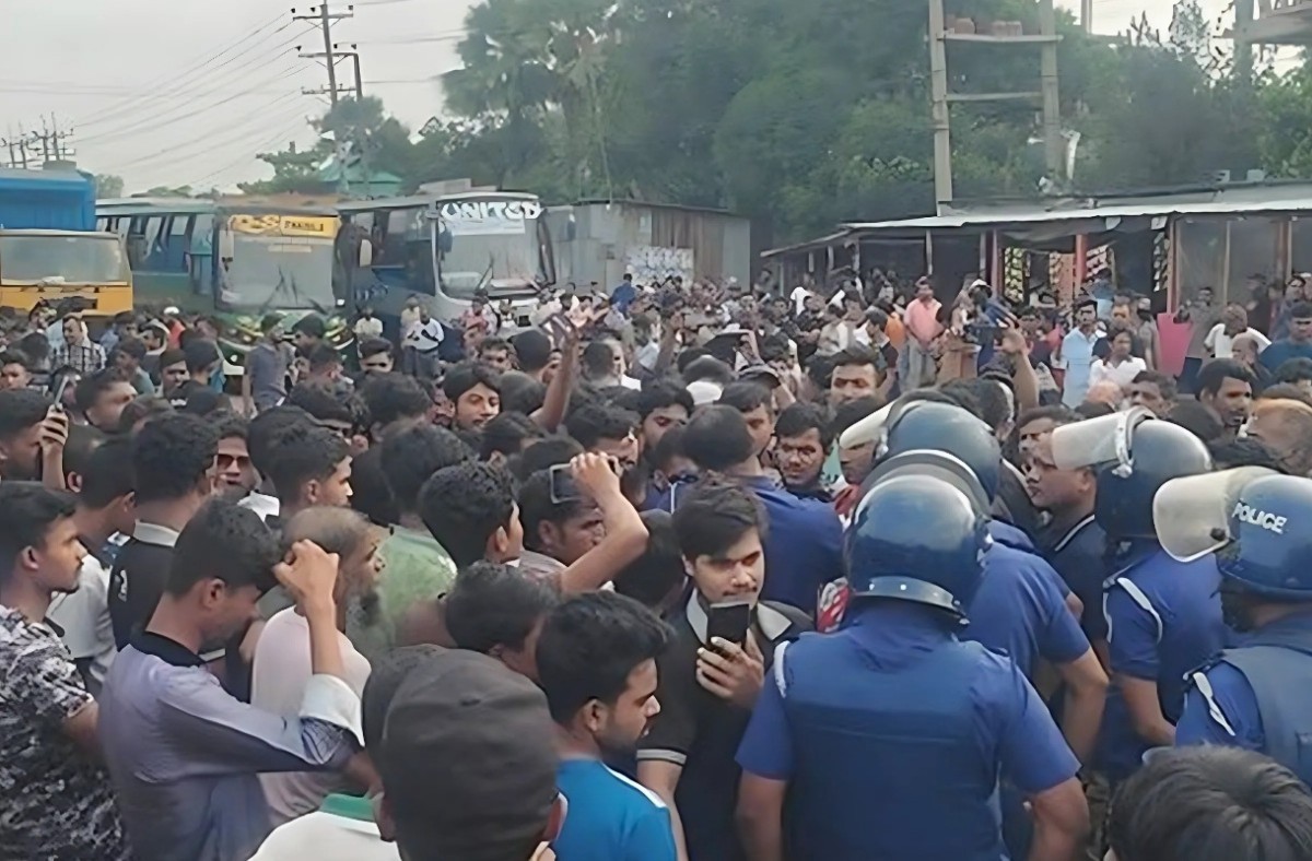১০ দফা দাবিতে ঢাকা-ময়মনসিংহ মহাসড়ক অবরোধ করে শ্রমিকদের বিক্ষোভ