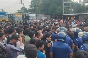 ১০ দফা দাবিতে ঢাকা-ময়মনসিংহ মহাসড়ক অবরোধ করে শ্রমিকদের বিক্ষোভ
