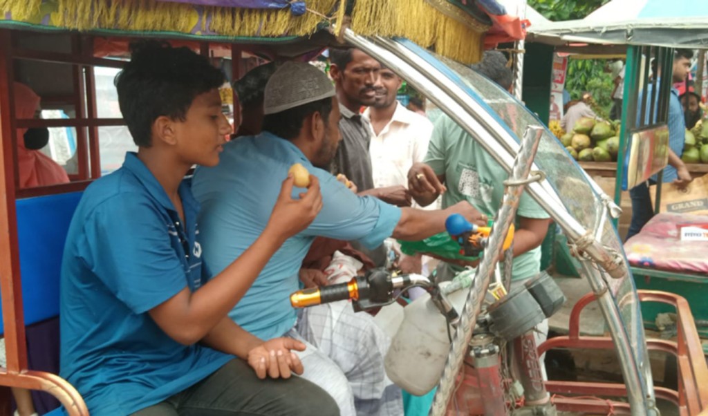 ২৩ মামলার আসামি মামুন সম্রাট খুন, এলাকায় মিষ্টি বিতরণ 4 মিষ্টি বিতরণ