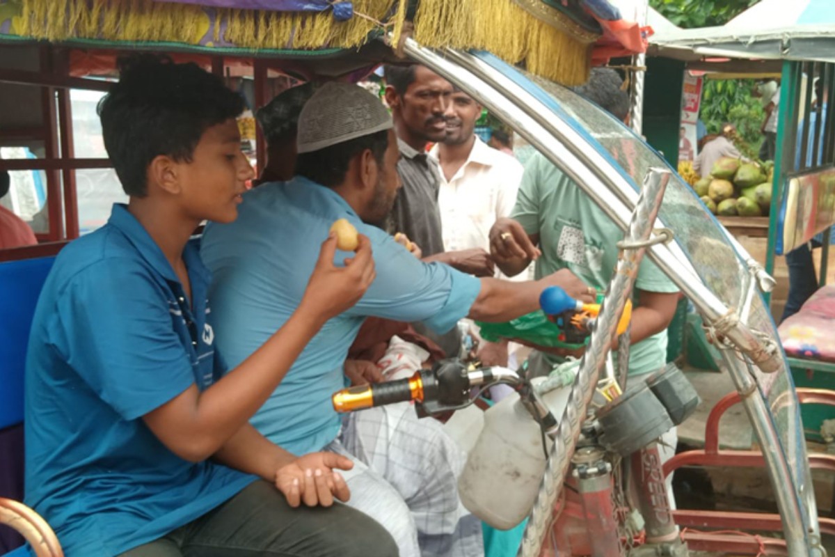 মিষ্টি বিতরণ