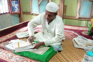 ৪০ বছর ধরে কোরআন বাঁধাইয়ের কাজ করেন শাহে আলম