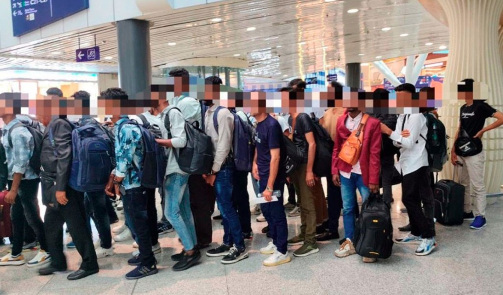 ৯৬ বাংলাদেশিকে বিমানবন্দর থেকে ফেরত পাঠাল মালয়েশিয়া 3 ৯৬ বাংলাদেশিকে বিমানবন্দর থেকে ফেরত পাঠাল মালয়েশিয়া 1752572910 ৯৬ বাংলাদেশিকে বিমানবন্দর থেকে ফেরত পাঠাল মালয়েশিয়া
