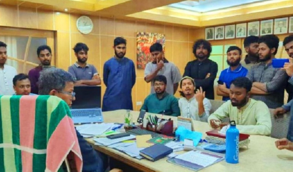 ‘আপনাকে আমরা বসিয়েছি, আপনি আমাদের কথা শুনতে বাধ্য’ 3 ‘আপনাকে আমরা বসিয়েছি আপনি আমাদের কথা শুনতে বাধ্য 1751722447 ‘আপনাকে আমরা বসিয়েছি, আপনি আমাদের কথা শুনতে বাধ্য’