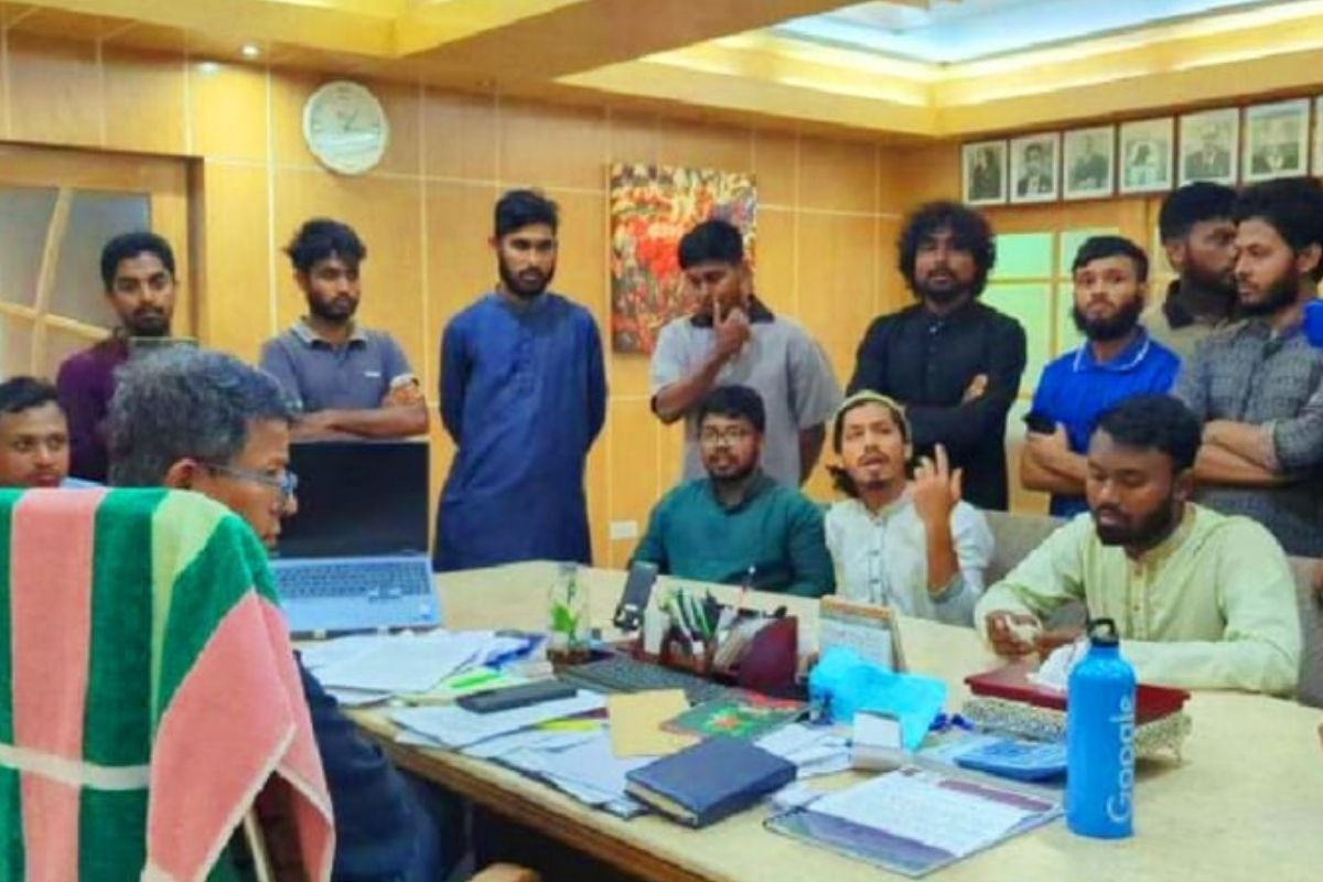 ‘আপনাকে আমরা বসিয়েছি, আপনি আমাদের কথা শুনতে বাধ্য’