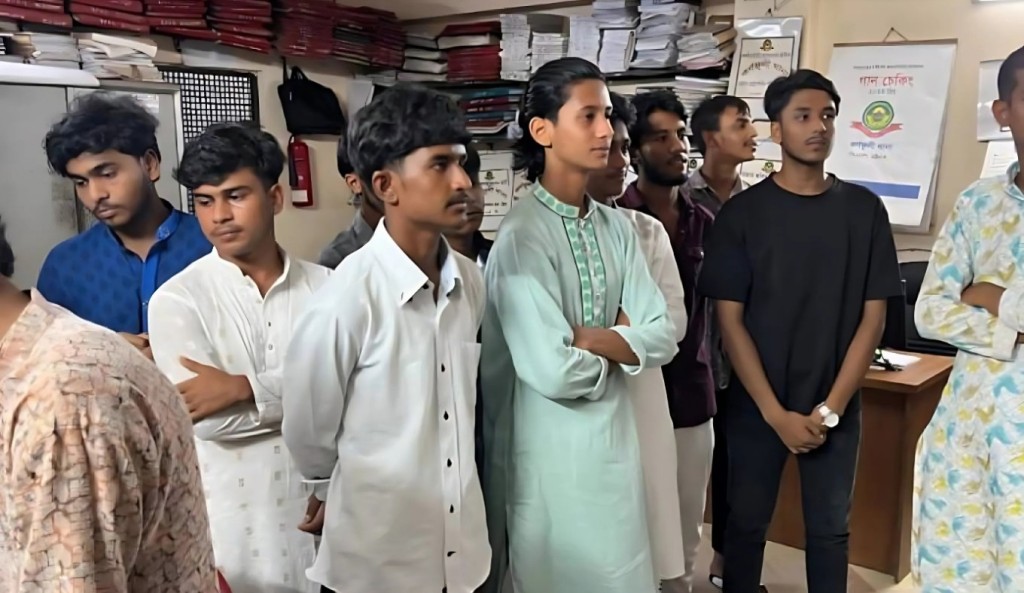‘জয় বাংলা বলে টিকটক ভিডিও বানিয়ে ১২ তরুণ কারাগারে 1753601319 ‘জয় বাংলা’ বলে টিকটক ভিডিও বানিয়ে ১২ তরুণ কারাগারে