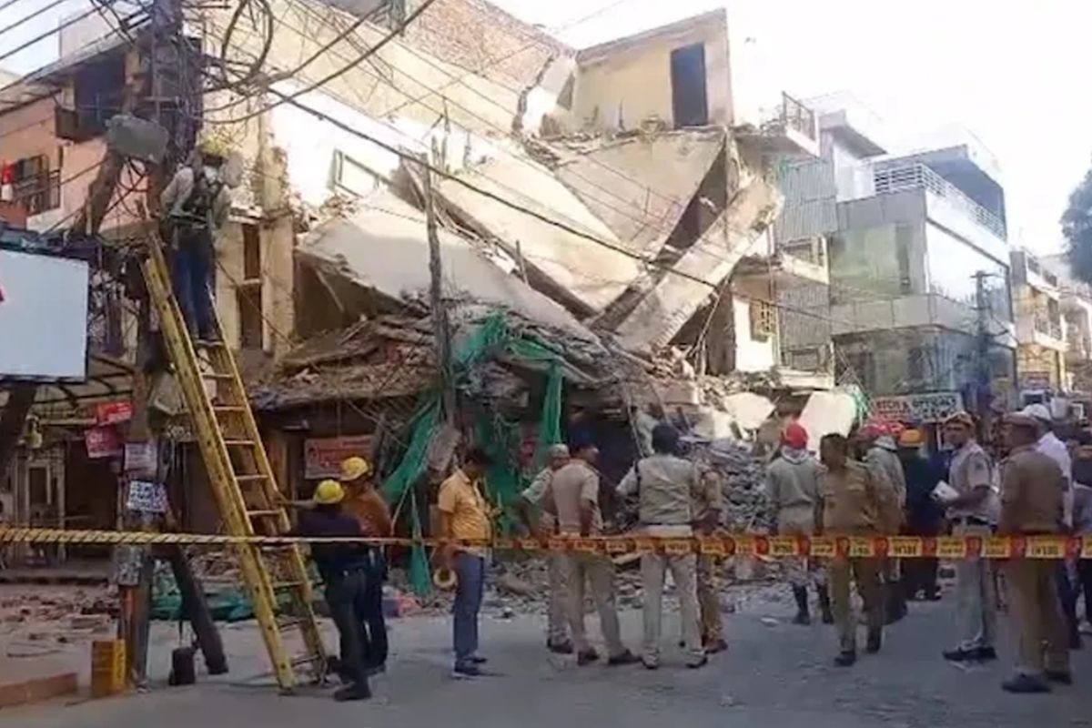 দিল্লিতে ভবন ধস, চাপা পড়ে আছে অনেকে