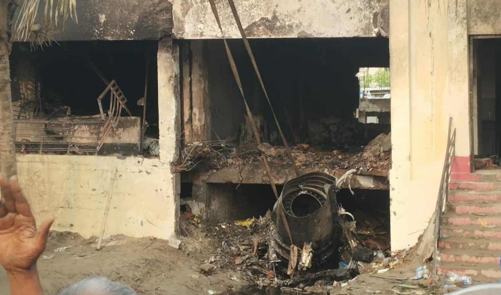 ‘প্লেনের নাক’ ঢুকেছে সিঁড়িতে, দুই পাখায় পুড়েছে শিশুদের দুই ক্লাসরুম 4 ‘প্লেনের নাক ঢুকেছে সিঁড়িতে দুই পাখায় পুড়েছে শিশুদের দুই ক্লাসরুম 1753105015 ‘প্লেনের নাক’ ঢুকেছে সিঁড়িতে, দুই পাখায় পুড়েছে শিশুদের দুই ক্লাসরুম
