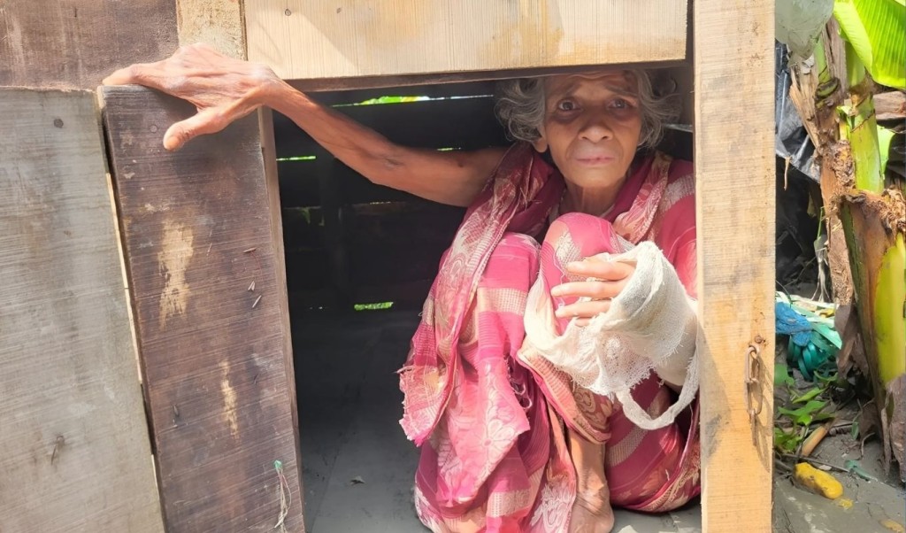 ‘মুরগির খোপে বসবাস করা সেই বৃদ্ধা মারা গেছেন 1752735849 ‘মুরগির খোপে’ বসবাস করা সেই বৃদ্ধা মারা গেছেন