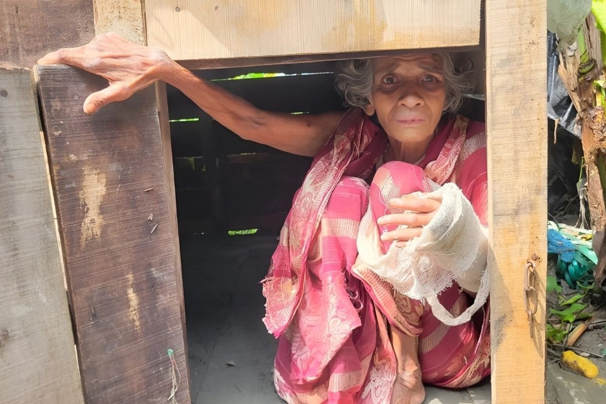 ‘মুরগির খোপে’ বসবাস করা সেই বৃদ্ধা মারা গেছেন
