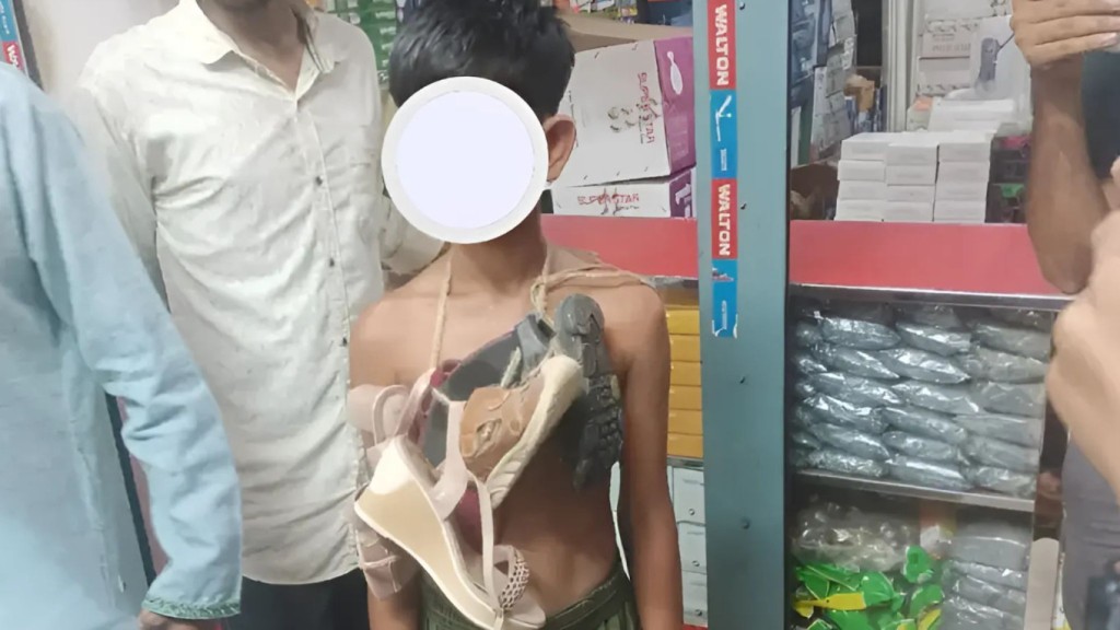 চুরির অভিযোগে শিশুর গলায় জুতার মালা, ছবি ভাইরাল 4 ‘‘‘জুতার মালা 1752984599 চুরির অভিযোগে শিশুর গলায় জুতার মালা, ছবি ভাইরাল