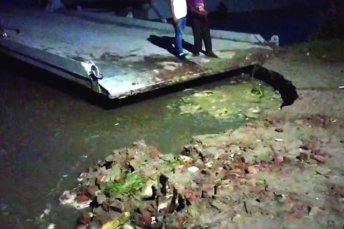 পদ্মার ভাঙনে পাটুরিয়া ঘাটে লঞ্চ চলাচল সম্পূর্ণ বন্ধ