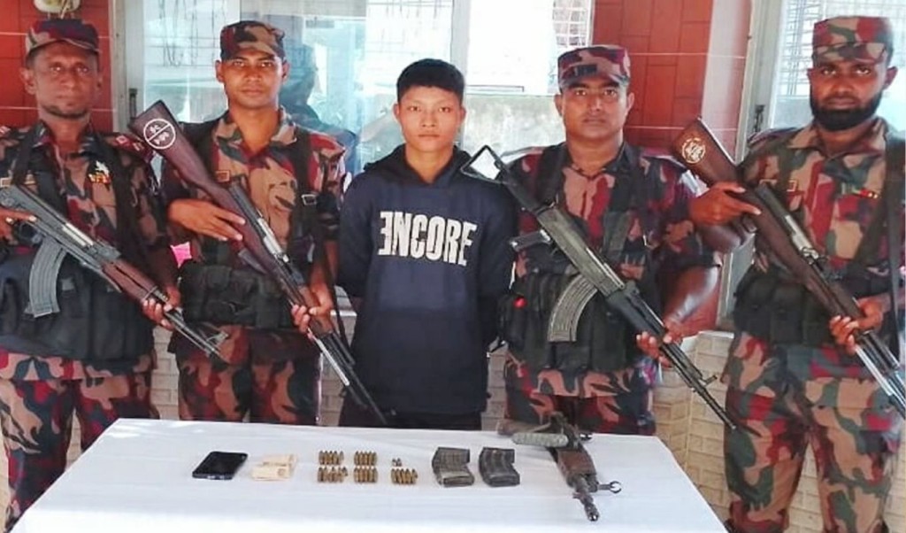 উখিয়ায় বিজিবির কাছে অস্ত্র-গুলিসহ আরাকান আর্মির সদস্যের আত্মসমর্পণ 3 SADEK 1 1754925505 উখিয়ায় বিজিবির কাছে অস্ত্র-গুলিসহ আরাকান আর্মির সদস্যের আত্মসমর্পণ