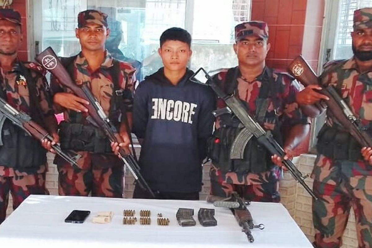 উখিয়ায় বিজিবির কাছে অস্ত্র-গুলিসহ আরাকান আর্মির সদস্যের আত্মসমর্পণ