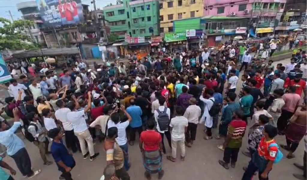 বরিশালে শ্রমিকদের সঙ্গে ছাত্র-জনতার পাল্টাপাল্টি ধাওয়া, যান চলাচল বন্ধ 4 SADEK 3 1755094827 বরিশালে শ্রমিকদের সঙ্গে ছাত্র-জনতার পাল্টাপাল্টি ধাওয়া, যান চলাচল বন্ধ