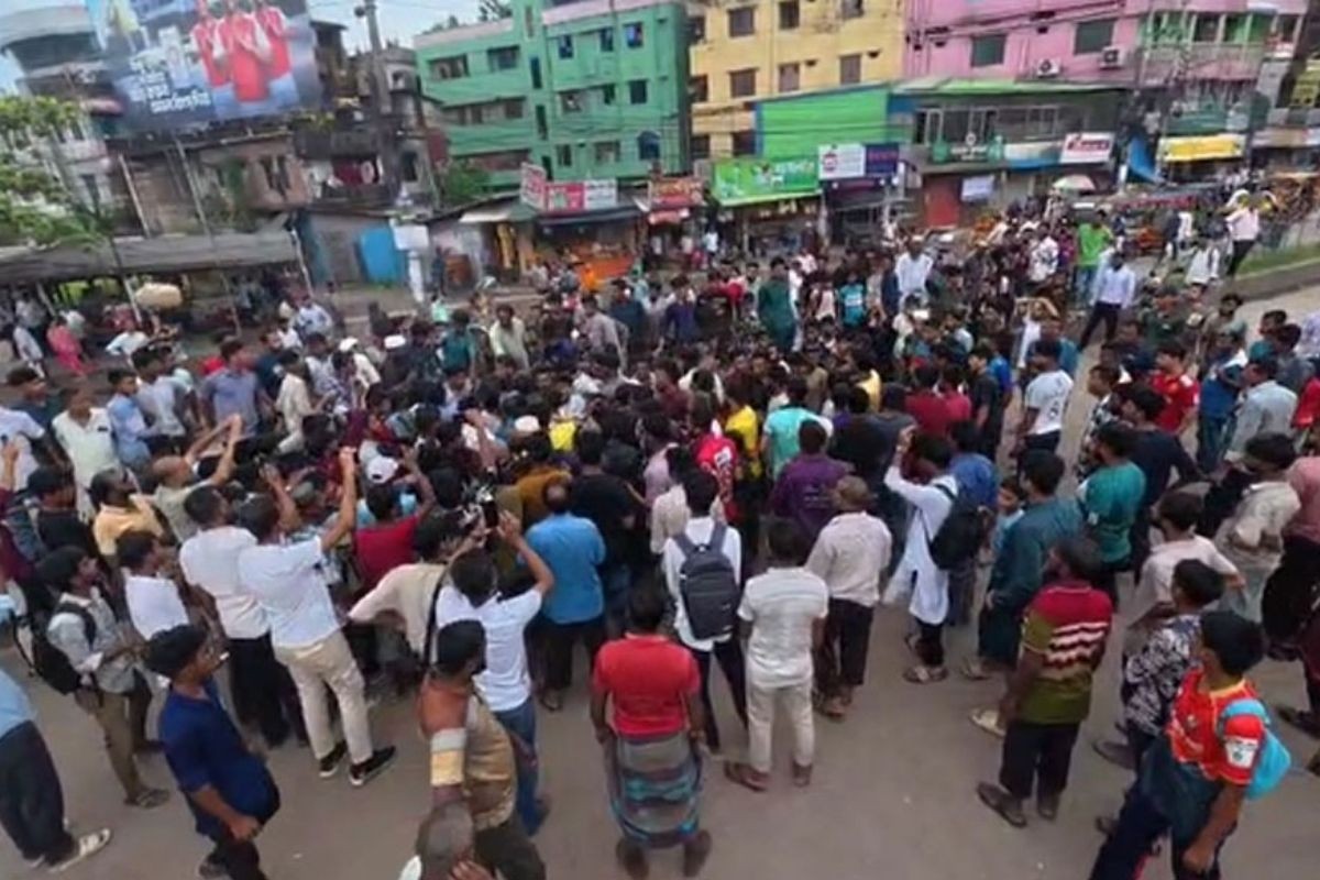 বরিশালে শ্রমিকদের সঙ্গে ছাত্র-জনতার পাল্টাপাল্টি ধাওয়া, যান চলাচল বন্ধ