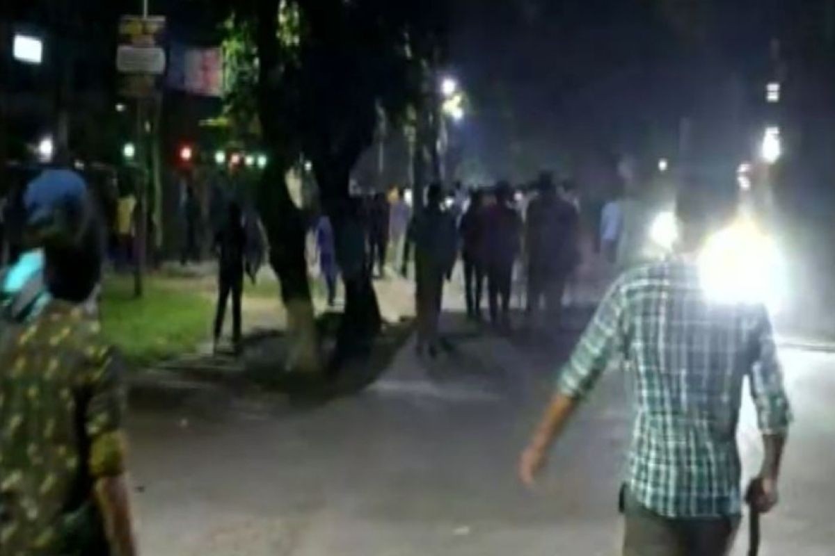 বাকৃবিতে শিক্ষার্থীদের ওপর বহিরাগতদের হামলা