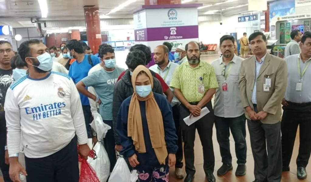হাতকড়া-শিকলে যুক্তরাষ্ট্র থেকে দেশে ফিরলেন আরও ৩৯ বাংলাদেশি 3 Untitled design 2025 08 03T021429.047 1754165681 হাতকড়া-শিকলে যুক্তরাষ্ট্র থেকে দেশে ফিরলেন আরও ৩৯ বাংলাদেশি