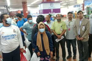 হাতকড়া-শিকলে যুক্তরাষ্ট্র থেকে দেশে ফিরলেন আরও ৩৯ বাংলাদেশি