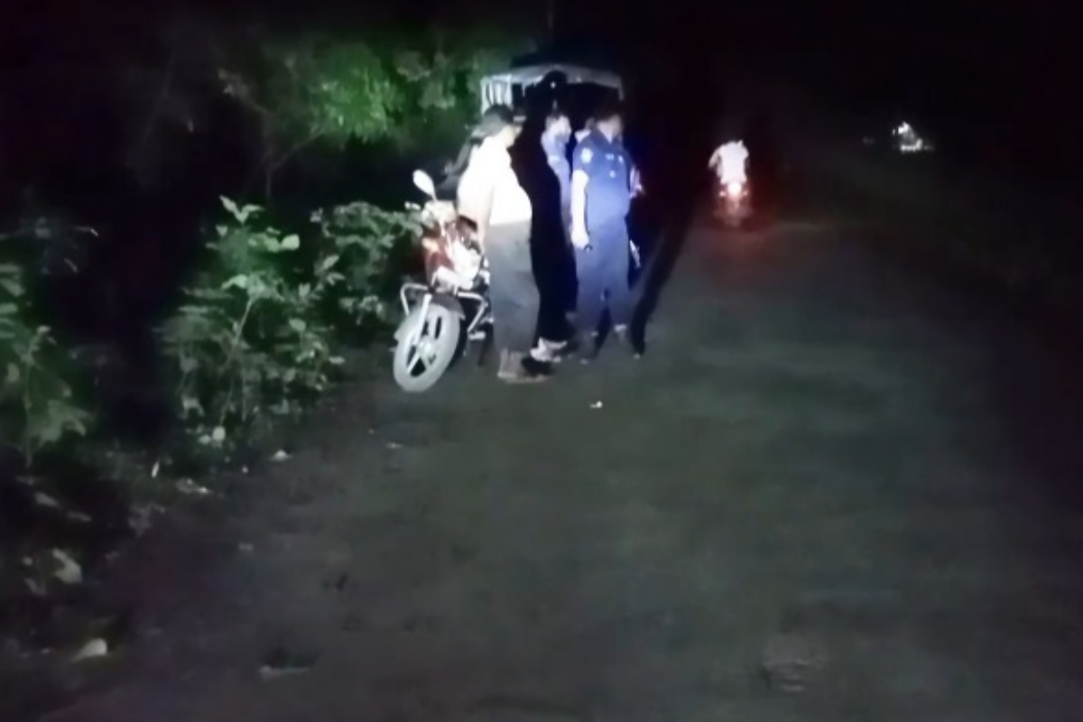 মেহেরপুরে ককটেল ফাটিয়ে ডাকাতি