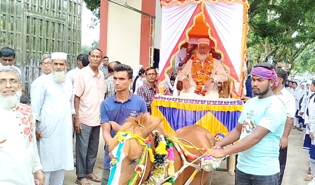 ৩৫ বছর পর রাজকীয় বিদায় পেলেন শিক্ষক আব্দুল জলিল 3 Untitled design 51 1755803691 ৩৫ বছর পর রাজকীয় বিদায় পেলেন শিক্ষক আব্দুল জলিল