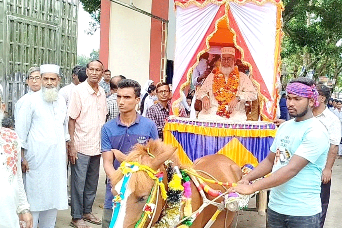 ৩৫ বছর পর রাজকীয় বিদায় পেলেন শিক্ষক আব্দুল জলিল