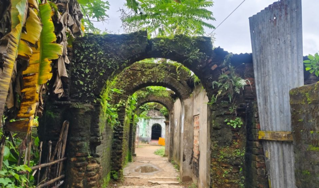 ধ্বংসের মুখে লোহাগাড়ার ৩শ’ বছরের গুপ্ত জমিদার বাড়ি 5 Untitled design 53 1754599525 ধ্বংসের মুখে লোহাগাড়ার ৩শ’ বছরের গুপ্ত জমিদার বাড়ি