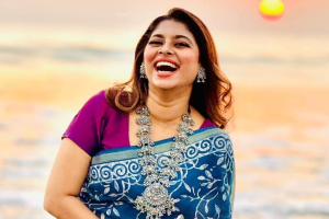 ‘আমার আপনার চেয়ে আপন যেজন খুঁজি তারে আমি আপনায়…’