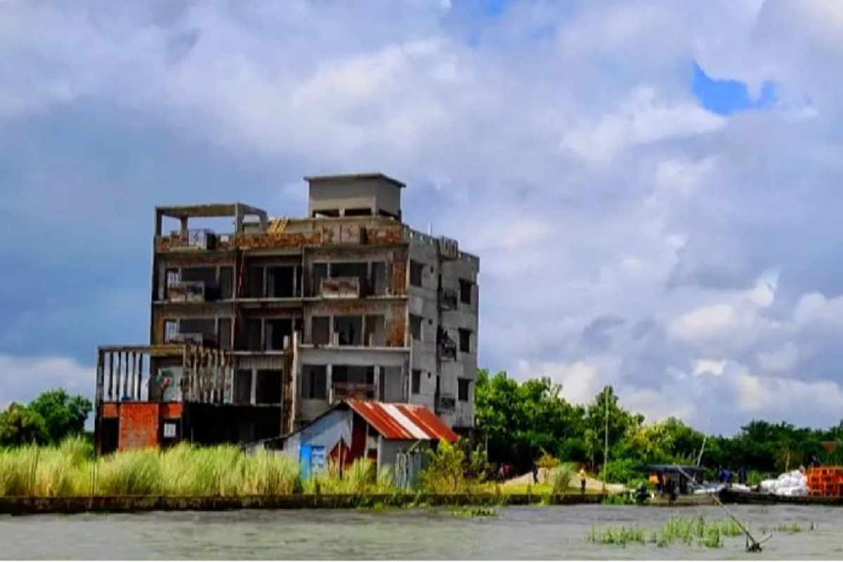 মুন্সিগঞ্জে নৌ-ডাকাতদের গুলি ও ককটেল হামলা, পুলিশের পাল্টা গুলি