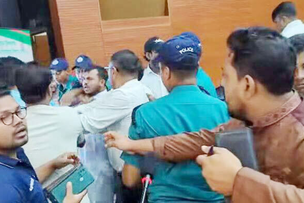 সীমানা শুনানিতে মারামারি, নাম ছাড়াই ইসির জিডি