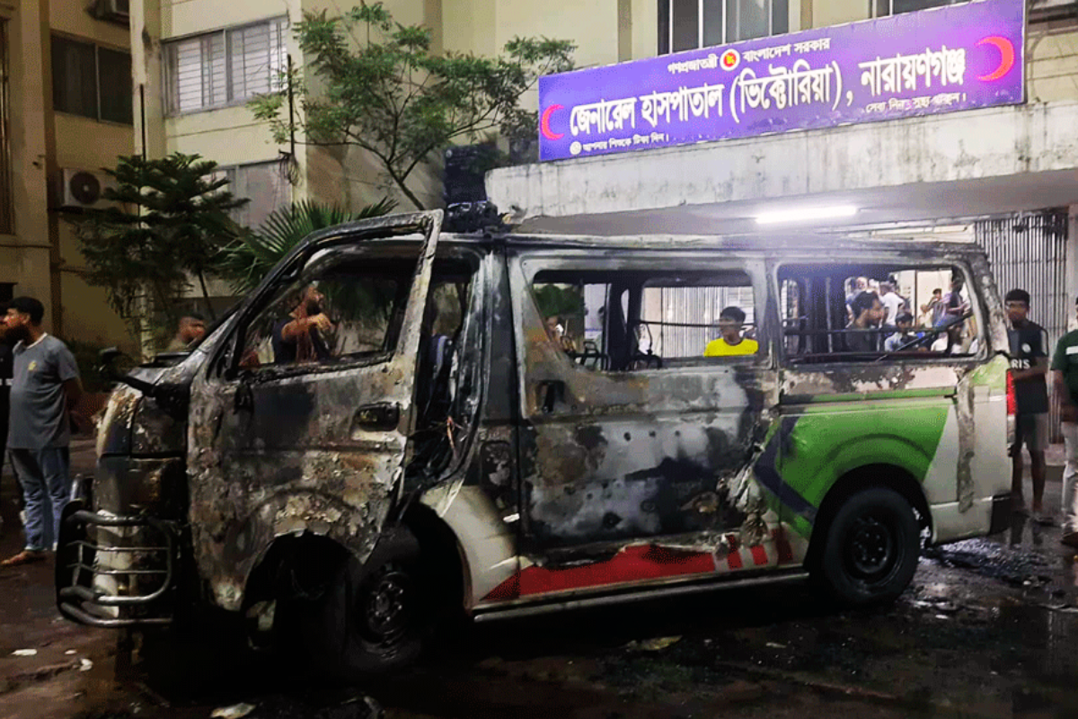 নারায়ণগঞ্জে হাসপাতালে রোগী ওঠার আগেই অ্যাম্বুলেন্সে অগ্নিকাণ্ড