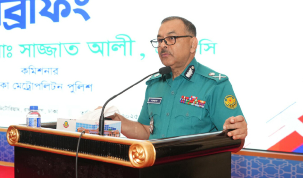 ছিনতাই প্রতিরোধে কার্যকর ব্যবস্থা নেওয়ার নির্দেশ ডিএমপি কমিশনারের 4 Untitled design 92 1755117704 ছিনতাই প্রতিরোধে কার্যকর ব্যবস্থা নেওয়ার নির্দেশ ডিএমপি কমিশনারের