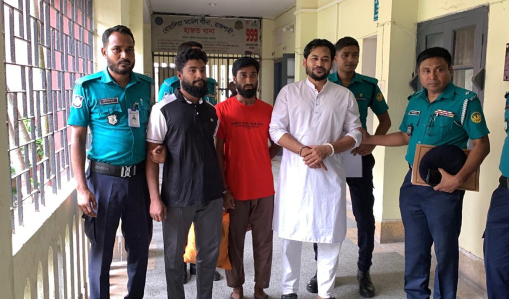 অনিন্দ্য ও দুই সহযোগীর পাঁচ দিনের রিমান্ড 4 অনিন্দ্য ও দুই সহযোগীর পাঁচ দিনের রিমান্ড 1755432331 অনিন্দ্য ও দুই সহযোগীর পাঁচ দিনের রিমান্ড