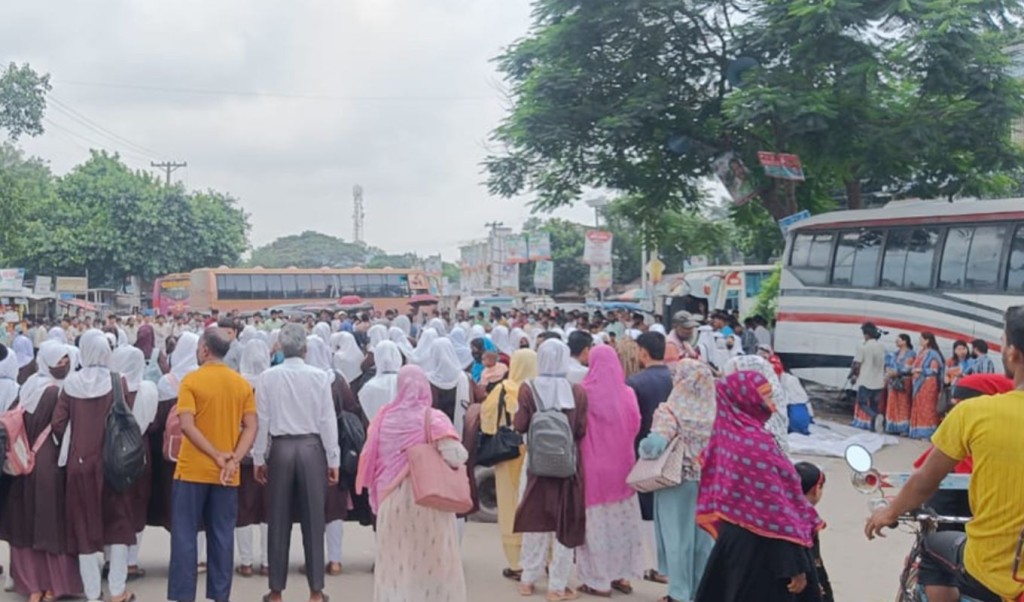 স্থায়ী ক্যাম্পাসের দাবিতে মহাসড়ক অবরোধ 3 অবরোধ 1754208326 স্থায়ী ক্যাম্পাসের দাবিতে মহাসড়ক অবরোধ