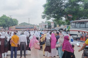 স্থায়ী ক্যাম্পাসের দাবিতে মহাসড়ক অবরোধ