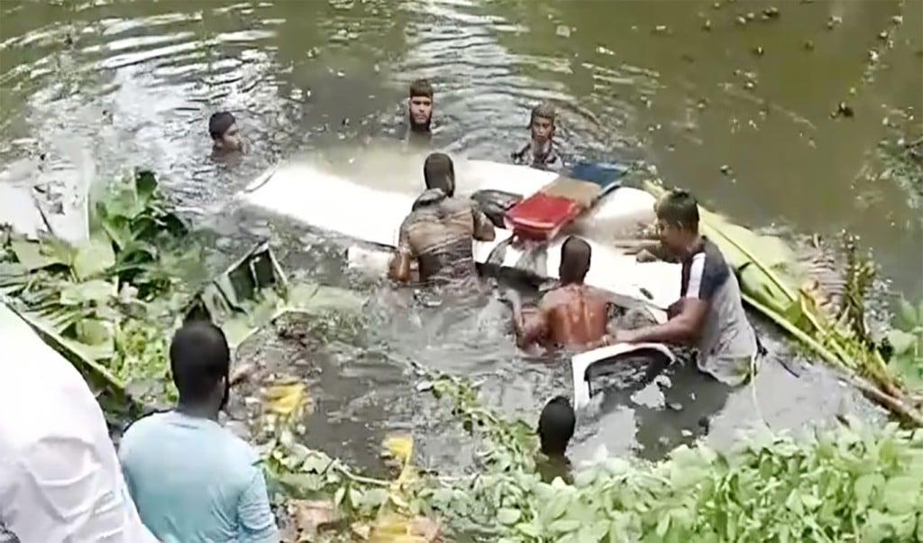 অ্যাম্বুলেন্স খাদে পড়ে রোগী বেঁচে ফিরলেও নিহত হলেন তার স্ত্রী 1755070380 অ্যাম্বুলেন্স খাদে পড়ে রোগী বেঁচে গেলেও নিহত হলেন তার স্ত্রী