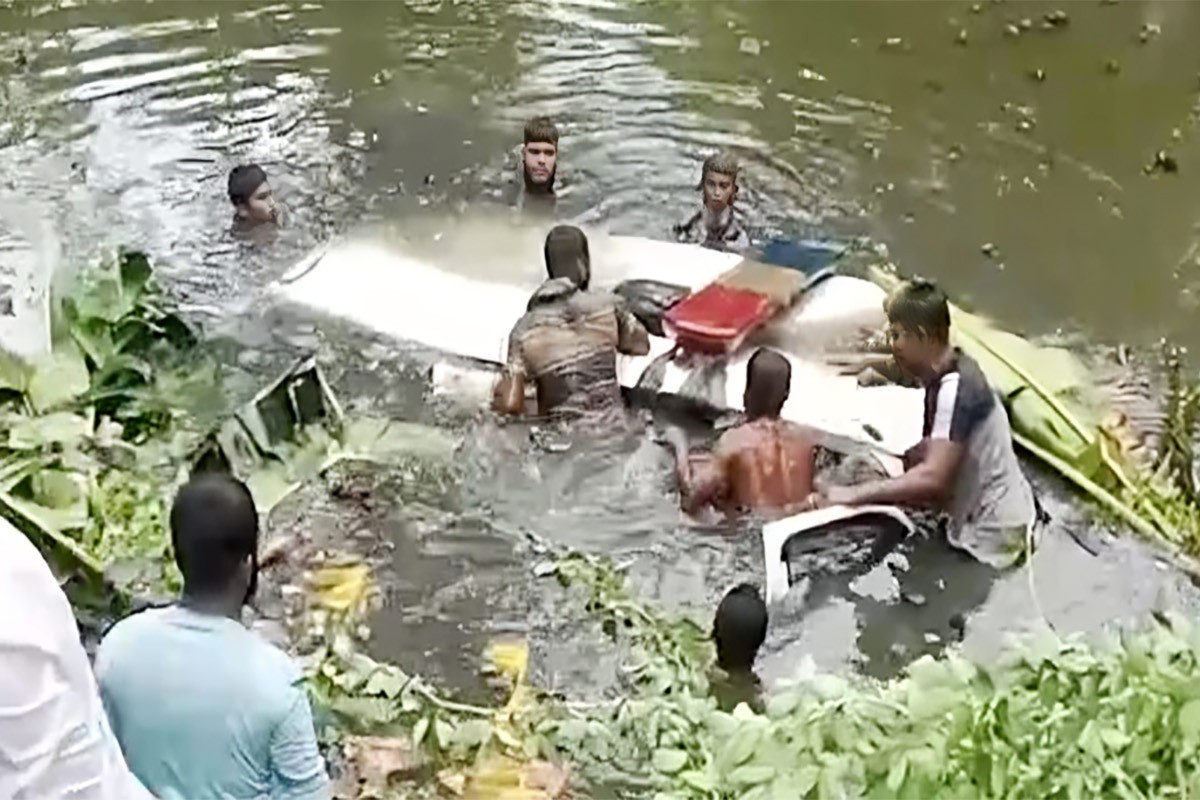অ্যাম্বুলেন্স খাদে পড়ে রোগী বেঁচে গেলেও নিহত হলেন তার স্ত্রী