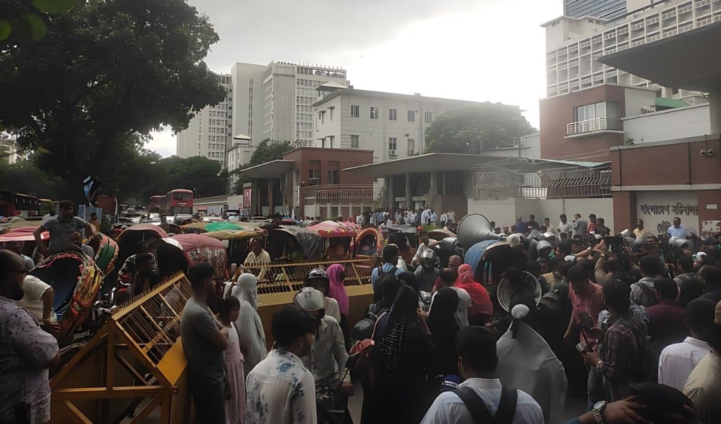 আইন উপদেষ্টার পদত্যাগ 1755592856 আইন উপদেষ্টার পদত্যাগ দাবিতে সচিবালয়ে জুলাই 'শহীদ' ও আহত পরিবারের অবস্থান
