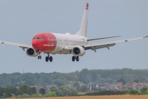 আকাশে টায়ার বিস্ফোরণে কেঁপে উঠল বিমান, ১৮১ যাত্রী নিয়ে জরুরি অবতরণ!