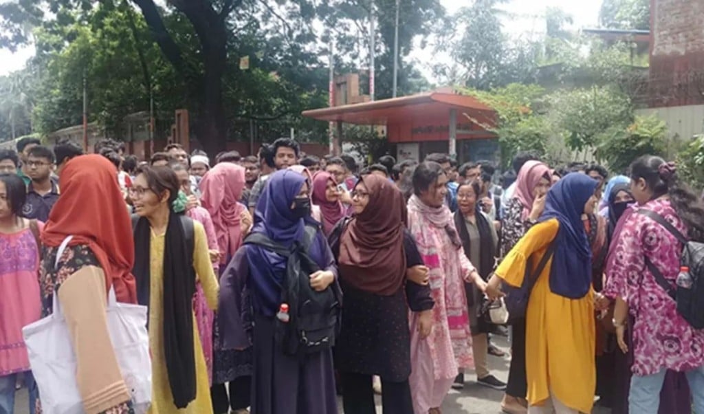আগারগাঁও মোড়ে শেকৃবি শিক্ষার্থীদের ব্লকেড 1756365567 আগারগাঁও মোড়ে শেকৃবি শিক্ষার্থীদের ব্লকেড, যান চলাচল বন্ধ