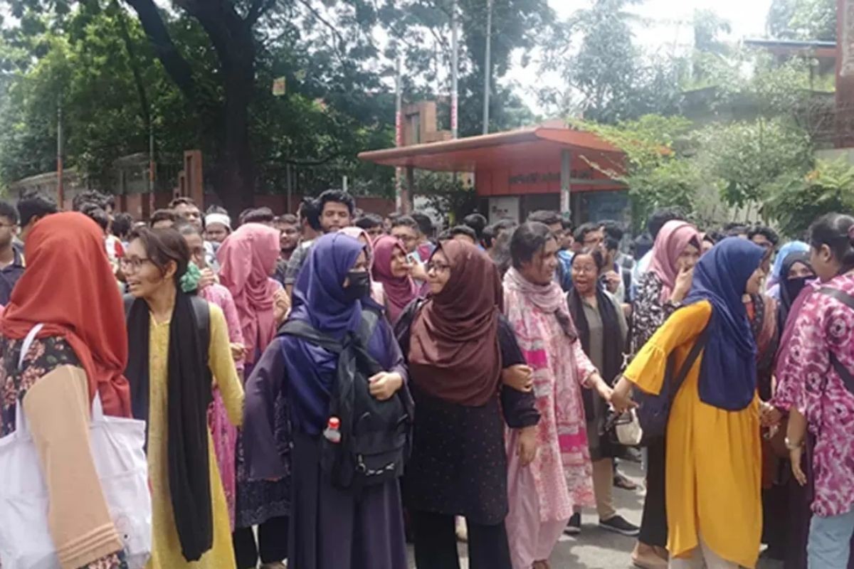 আগারগাঁও মোড়ে শেকৃবি শিক্ষার্থীদের ব্লকেড, যান চলাচল বন্ধ