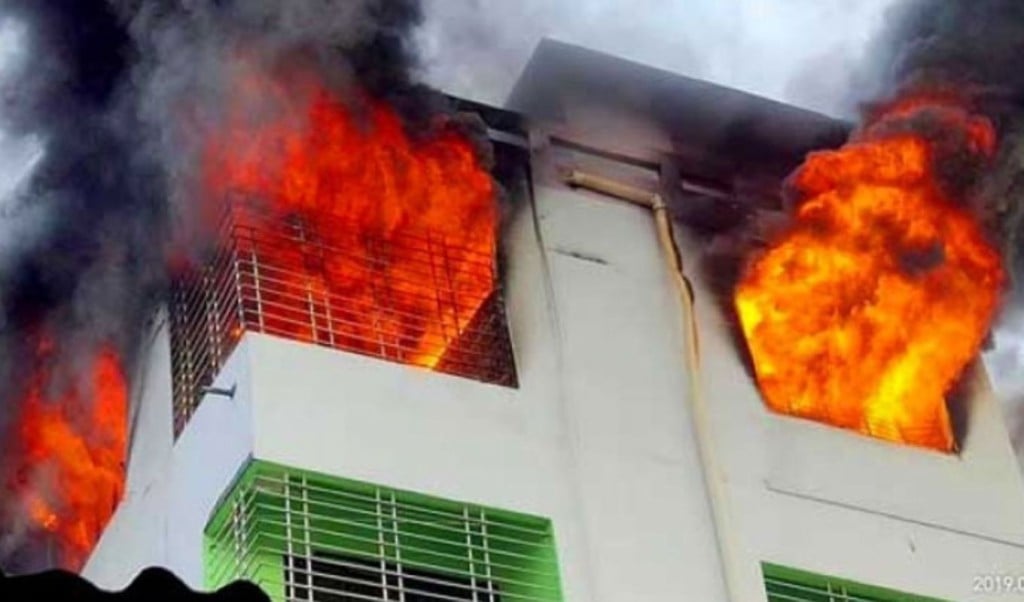 আগুন রাজধানীতে 1755918124 রাজধানীতে বহুতল ভবনে ভয়াবহ আগুন, দেড় ঘণ্টার চেষ্টায় নিয়ন্ত্রণে