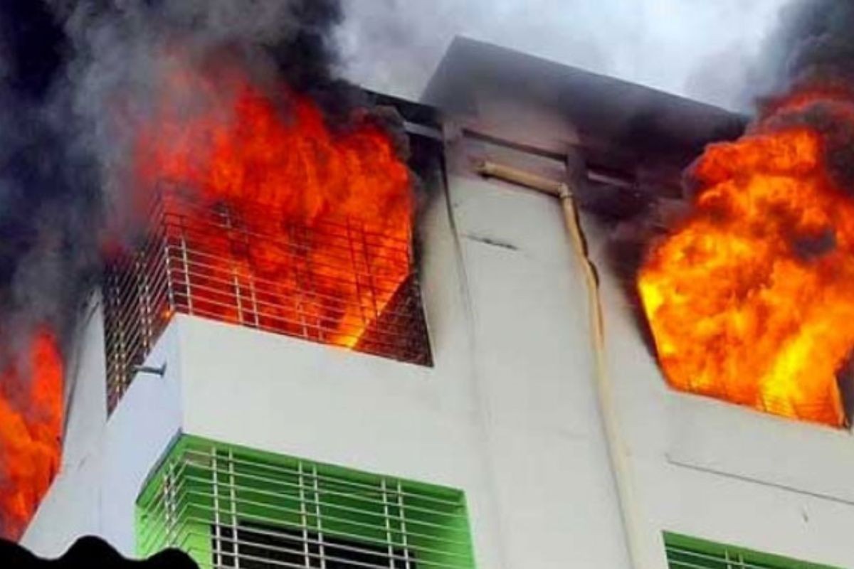 রাজধানীতে বহুতল ভবনে ভয়াবহ আগুন, দেড় ঘণ্টার চেষ্টায় নিয়ন্ত্রণে