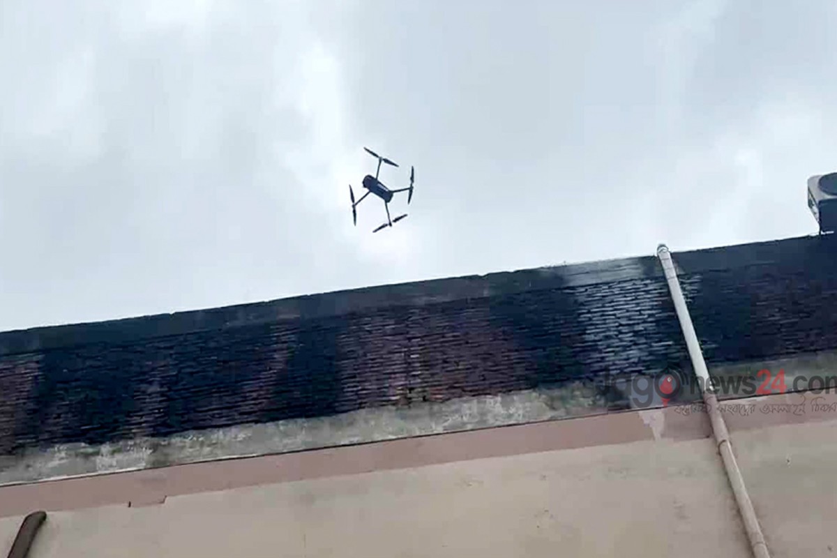 রাজধানীর স্কয়ার সুপার মার্কেটে আগুনের অস্তিত্ব আছে কি না ড্রোন দিয়ে পর্যবেক্ষণ