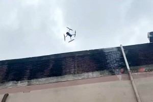 রাজধানীর স্কয়ার সুপার মার্কেটে আগুনের অস্তিত্ব আছে কি না ড্রোন দিয়ে পর্যবেক্ষণ