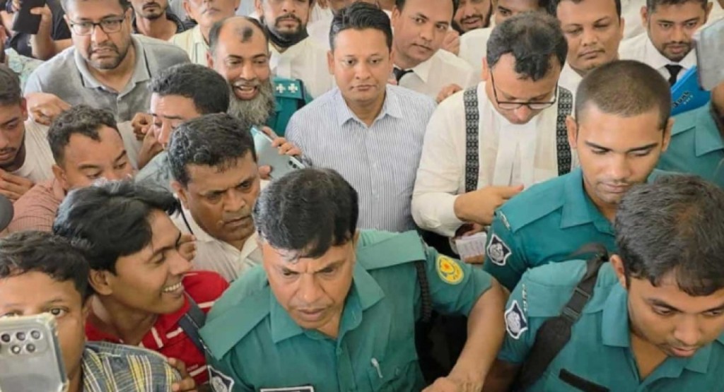 আত্মসমর্পণের পর ছাত্রদল নেতা রাজ কারাগারে 4 আত্মসমর্পণের পর ছাত্রদল নেতা রাজ কারাগারে 1756303284 আত্মসমর্পণের পর ছাত্রদল নেতা রাজ কারাগারে