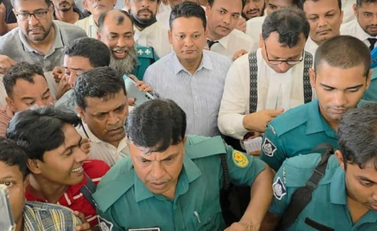 আত্মসমর্পণের পর ছাত্রদল নেতা রাজ কারাগারে