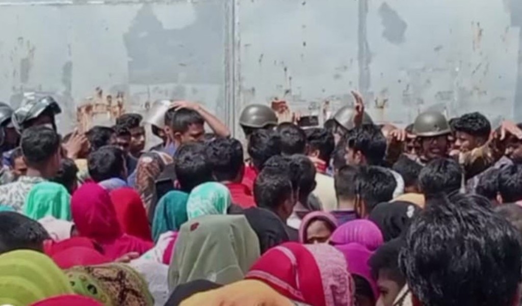 আশুলিয়ায় বকেয়া বেতনের দাবিতে শ্রমিকদের বিক্ষোভ, ১৫ কারখানা ছুটি ঘোষণা 3 আশুলিয়ায় বকেয়া বেতনের দাবিতে শ্রমিকদের বিক্ষোভ ১৫ কারখানা ছুটি ঘোষণা 1755168864 আশুলিয়ায় বকেয়া বেতনের দাবিতে শ্রমিকদের বিক্ষোভ, ১৫ কারখানা ছুটি ঘোষণা