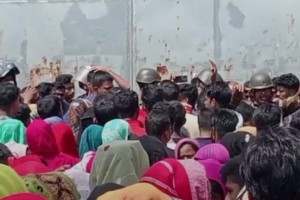আশুলিয়ায় বকেয়া বেতনের দাবিতে শ্রমিকদের বিক্ষোভ, ১৫ কারখানা ছুটি ঘোষণা